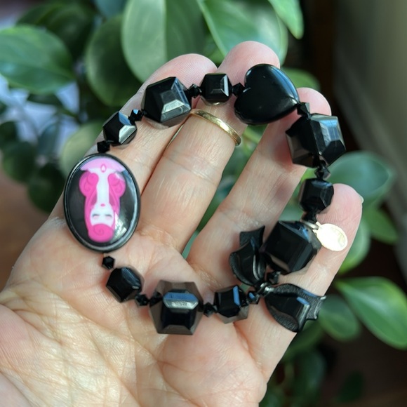 Tarina Tarantino Resin Bead Stretch Cameo Heart Bow Bracelet - Picture 4 of 12